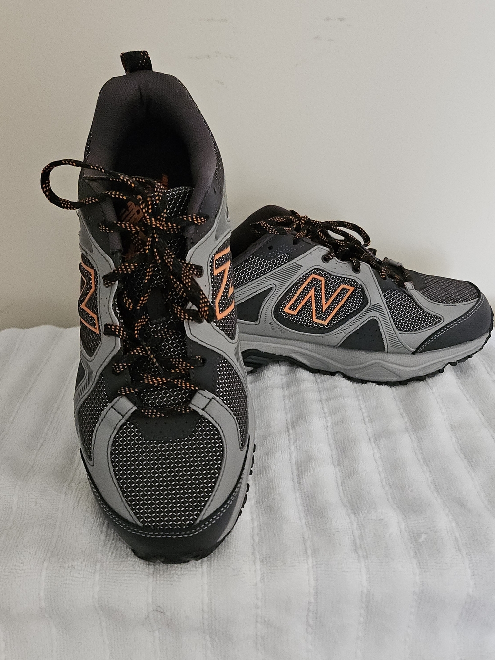 New Balance 481 v3 Men’s 11 Hiking Low Top Sneakers 4E Gray/Black/Orange.
